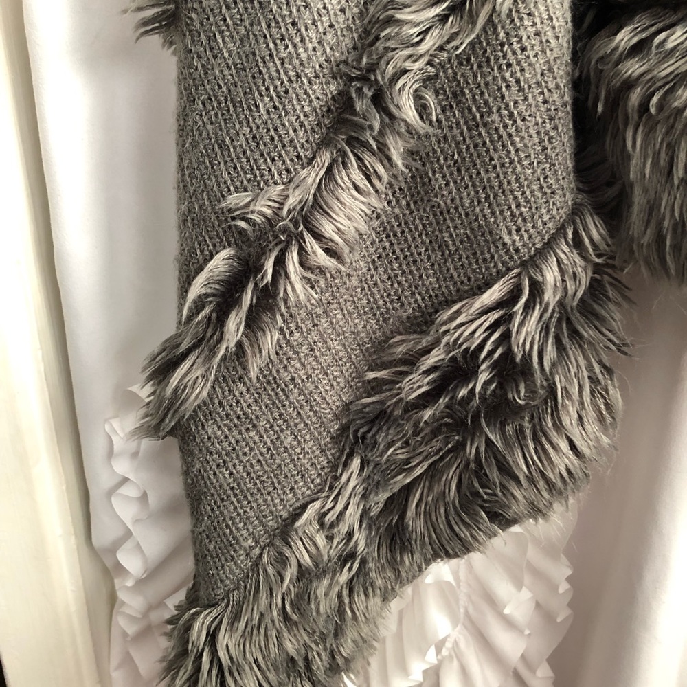 😊SOLD😊 Charlie Paige poncho with faux fur - Picture 2 of 2